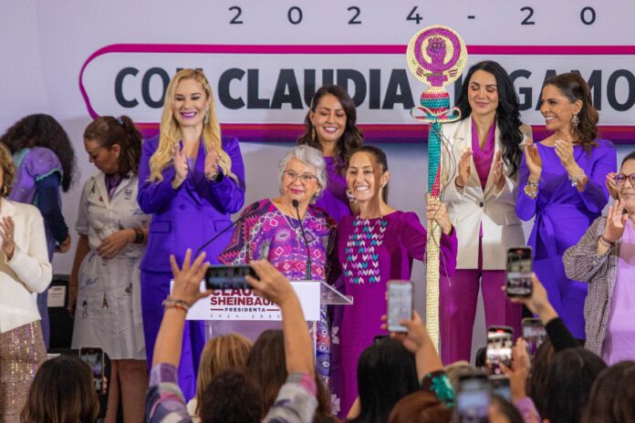 Claudia Sheinbaum recibe Bastón de las Mujeres