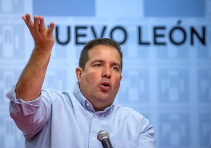 José Luis Garza Ochoa, presidente del PRI en Nuevo León, exige la renuncia del director de Agua y Drenaje de Monterrey debido a la crisis de abasto de agua.