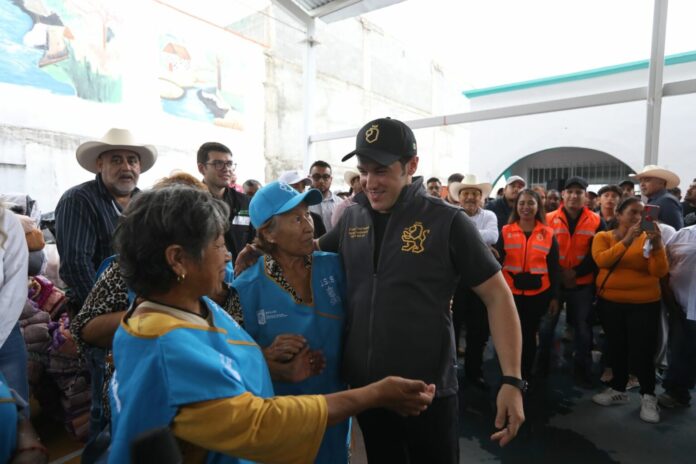 Samuel Alejandro García Sepúlveda, Gobernador de Nuevo León, distribuye kits de ayuda en la Escuela Primaria 'Nuevo León' de Galeana, apoyando a las familias afectadas por la Tormenta Tropical Alberto.