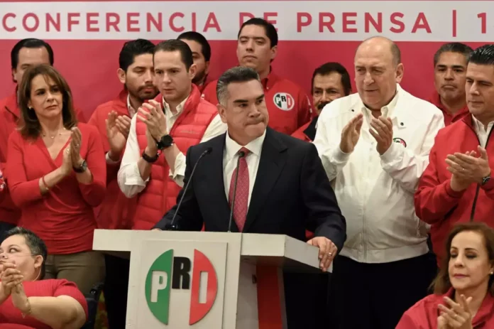 Militantes del PRI exigen la renuncia de Alejandro Moreno Cárdenas durante una manifestación en la 24 Asamblea Nacional Ordinaria del partido, en medio de la creciente crisis interna.