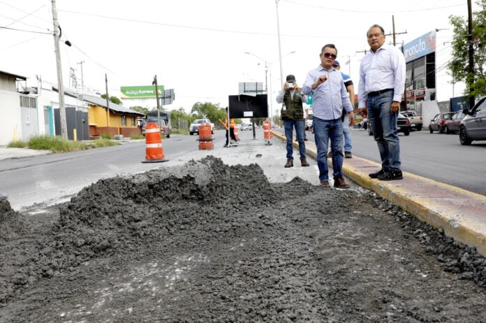 El alcalde Andrés Mijes supervisa las obras de modernización en la Avenida Juárez, mejorando la infraestructura vial de Escobedo para una mayor seguridad y comodidad de los ciudadanos.