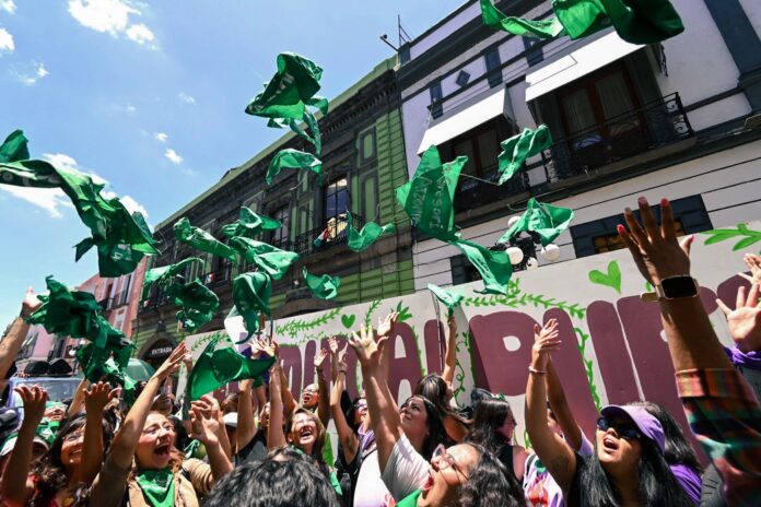 Colectivos a favor del aborto en Puebla