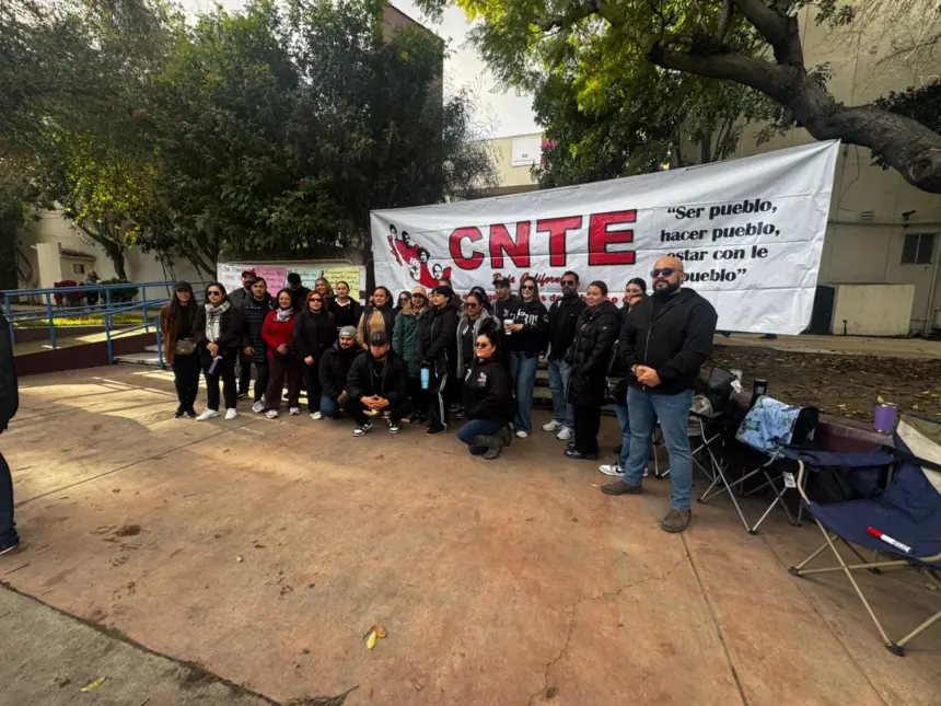 Profesores interinos protestan frente al SEE en Tijuana.