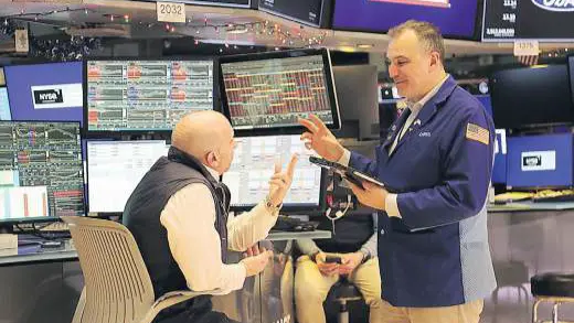 Los mercados bursátiles de EE. UU. cerraron a la baja tras alcanzar máximos históricos, influenciados por factores económicos y declaraciones presidenciales.