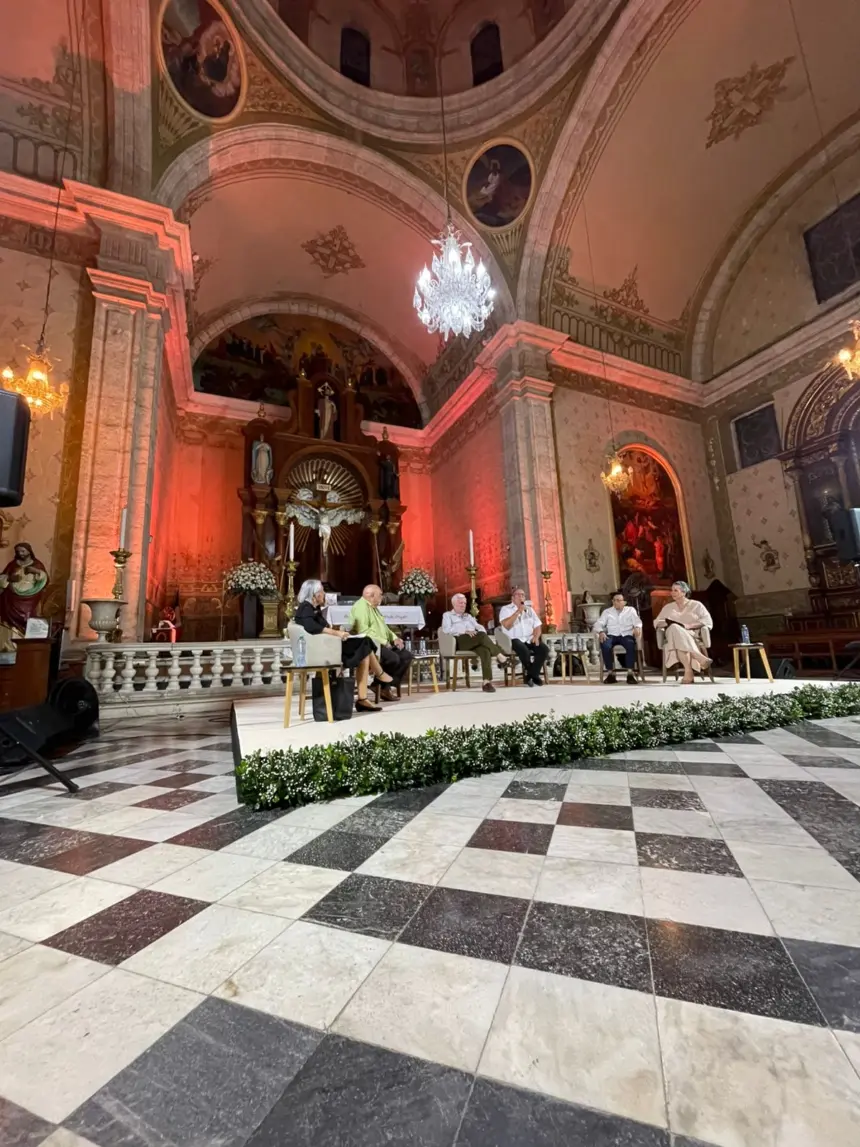 Presentación del proyecto "100 joyas del arte sacro de la península de Yucatán" en la iglesia de El Jesús.
