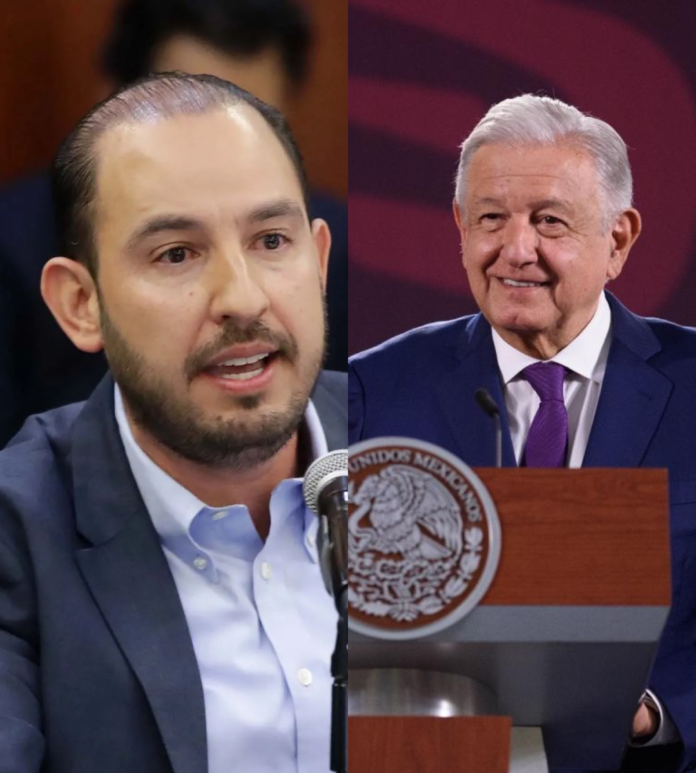 Imagen de Andrés Manuel López Obrador durante una conferencia de prensa en Palacio Nacional, donde critica la propuesta del líder panista Marko Cortés sobre la tipificación del narcoterrorismo y celebra la aprobación de reformas constitucionales.