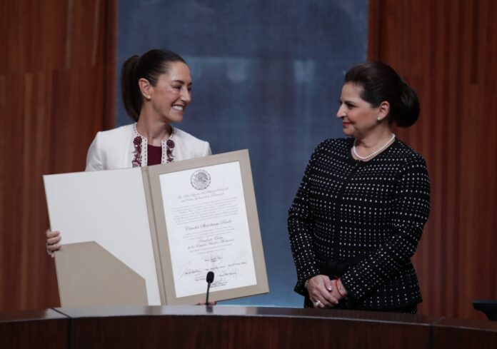 Claudia Sheinbaum recibe la constancia como presidenta electa.