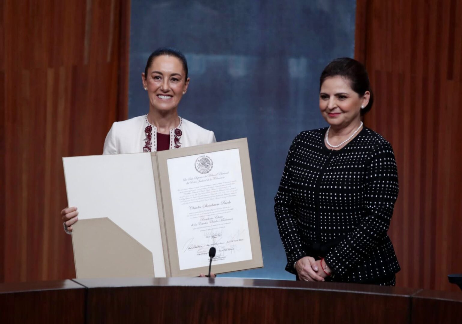 Claudia Sheinbaum recibiendo constancia como presidenta electa.