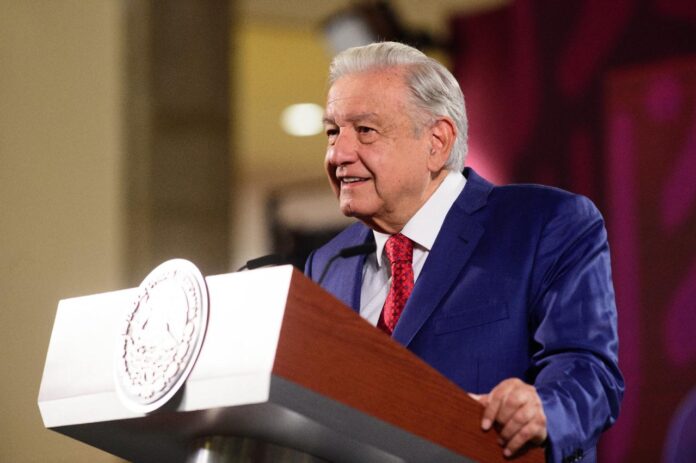 El presidente de México, Andrés Manuel López Obrador, celebra la aprobación de reformas constitucionales en congresos locales, incluyendo la Guardia Nacional y los derechos de Pueblos Indígenas, lo que marca un avance significativo en su administración.