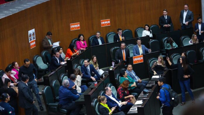 Coordinadores legislativos del Congreso de Nuevo León discuten la asignación de comisiones clave, en medio de tensiones y negociaciones por el control de áreas estratégicas como Presupuesto, Anticorrupción y Gobernación.