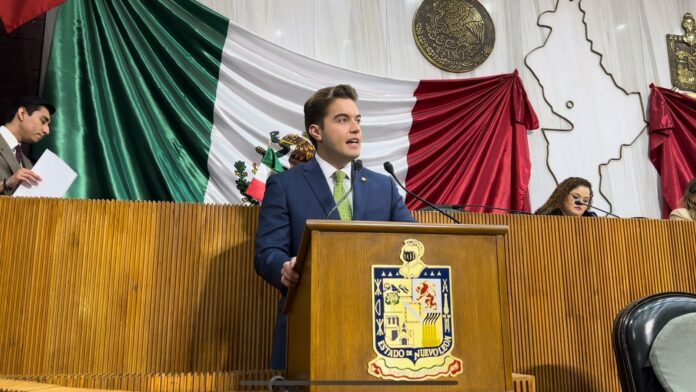 Jesús Elizondo presentando la propuesta de ciberseguridad en la mejora regulatoria en el Congreso de Nuevo León.