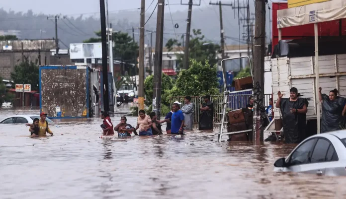 Autoridades trabajan en la recuperación de Acapulco tras el paso del huracán John, enfocándose en agua potable y rehabilitación de caminos.